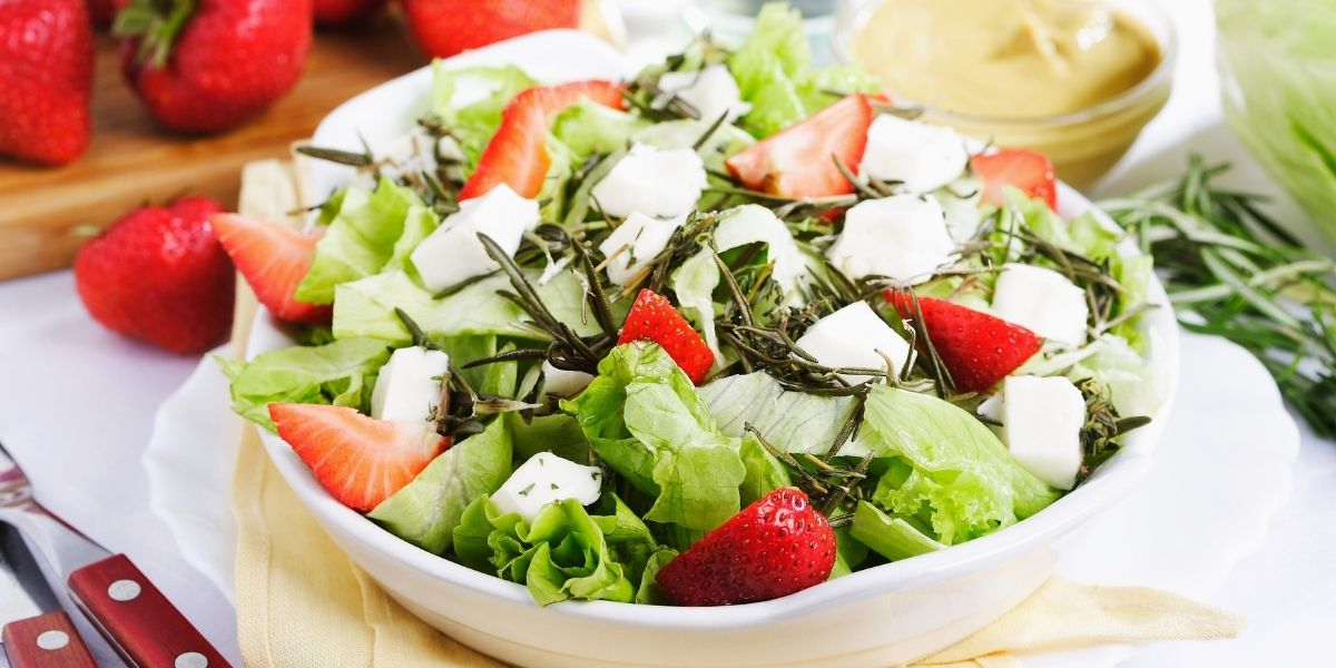 salata-me-tyri-kai-fraoules