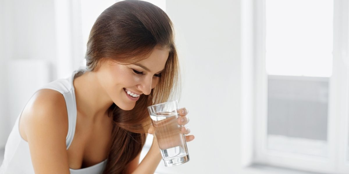 πόσο νερό πρέπει να πίνω